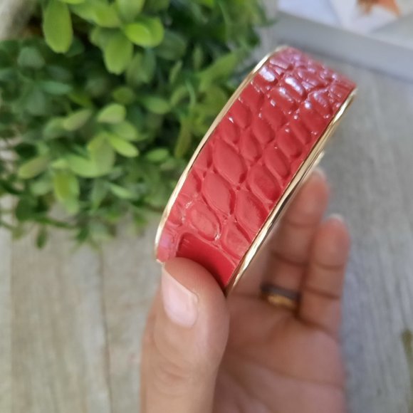 Daniela Swaebe Crimson Red Crocodile Inlay Wide Hinge Bangle - Goldtone, New! - Picture 5 of 16